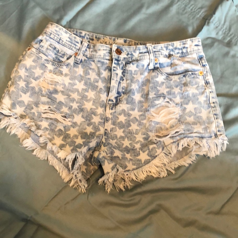 Star designed light wash jean shorts